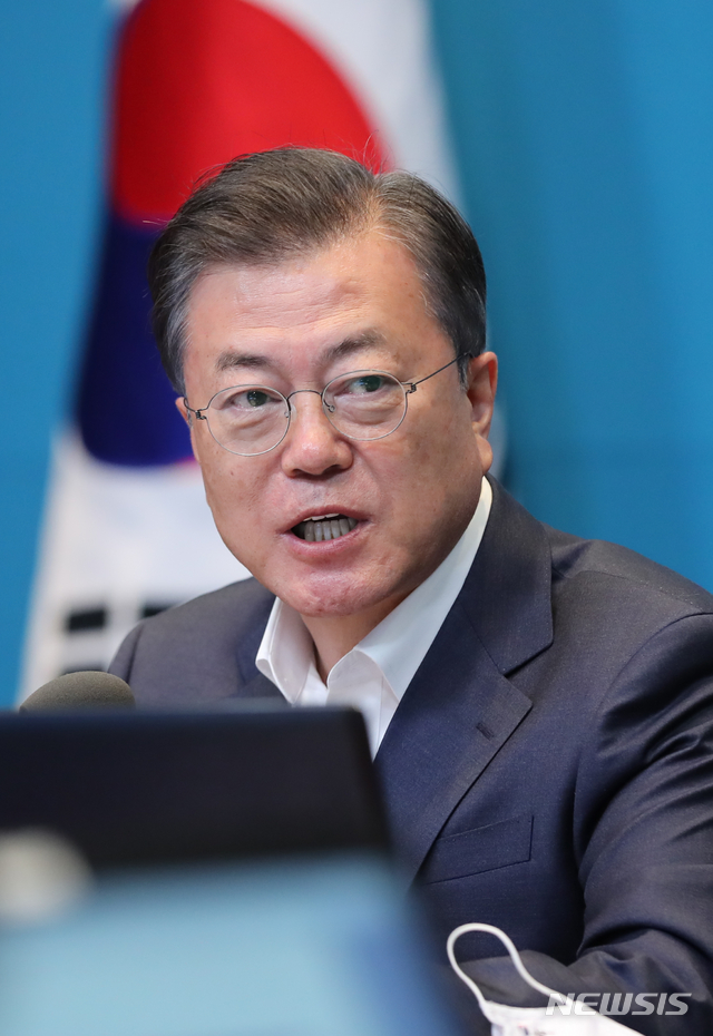 [서울=뉴시스]배훈식 기자 = 문재인 대통령이 20일 청와대 여민관에서 열린 수석·보좌관회의에 참석해 발언하고 있다. 2020.04.20. dahora83@newsis.com