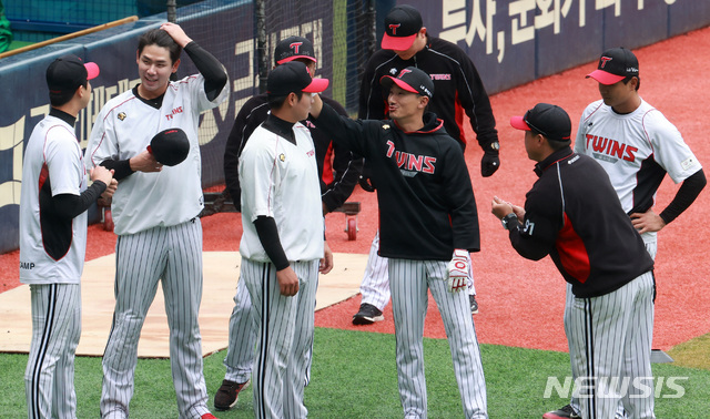 [서울=뉴시스] 이영환 기자 = LG트윈스 선수들이 20일 오후 서울 송파구 잠실야구장에서 훈련을 앞두고 대화를 하고 있다. 정부는 프로야구 등 실외ㆍ밀집시설 운영도 무관중 경기 등을 조건으로 제한적 허용한다고 밝혔다. 한편 KBO는 21일 이사회를 열어 개막일을 논의할 예정이다.2020.04.20.&nbsp;&nbsp; 20hwan@newsis.com