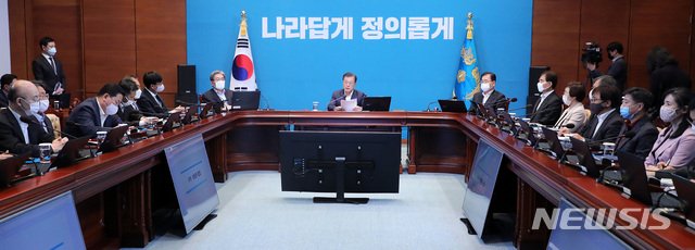 [서울=뉴시스]배훈식 기자 = 문재인 대통령이 20일 청와대 여민관에서 열린 수석·보좌관회의에 참석해 발언하고 있다. 2020.04.20dahora83@newsis.com