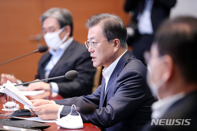 [서울=뉴시스]배훈식 기자 = 문재인 대통령이 20일 청와대 여민관에서 열린 수석·보좌관회의에 참석해 발언하고 있다. 2020.04.20dahora83@newsis.com