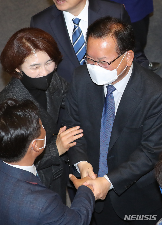 [서울=뉴시스] 고승민 기자 = 더불어민주당 김부겸 의원과 한정애 등 동료 의원들이 지난 20일 서울 여의도 국회에서 열린 본회의에서 인사를 하고 있다. 2020.04.20.kkssmm99@newsis.com