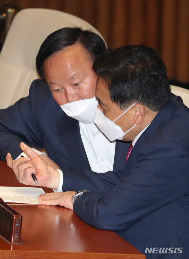 [서울=뉴시스] 고승민 기자 = 미래통합당 심재철 당대표 권한대행과 김재원 정책위의장이 20일 서울 여의도 국회에서 열린 본회의에서 대화하고 있다. 2020.04.20.kkssmm99@newsis.com