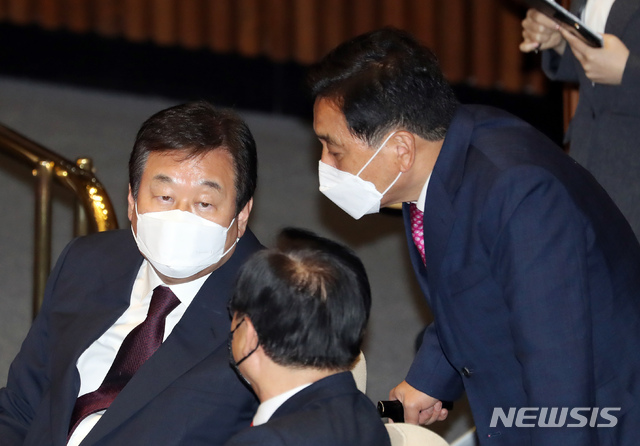 [서울=뉴시스] 고승민 기자 = 미래통합당 심재철 당대표 권한대행과 김무성 의원이 20일 서울 여의도 국회에서 열린 본회의에서 대화하고 있다. 2020.04.20. kkssmm99@newsis.com