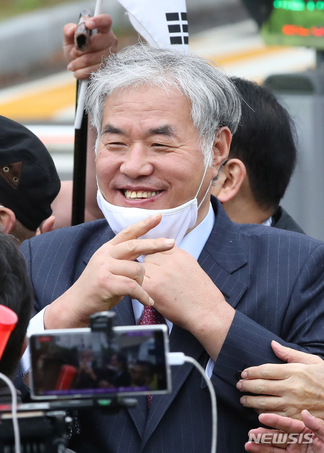 [의왕=뉴시스] 고범준 기자 = 공직선거법 위반 등 혐의로 구속된 한국기독교총연합회(한기총) 대표회장 전광훈 목사가 20일 오후 경기도 의왕시 서울구치소에서 보석으로 풀려나고 있다. 지난 2월 24일 구속된 전 목사는 56일 만에 석방됐다. 2020.04.20. bjko@newsis.com