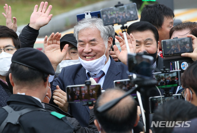 [의왕=뉴시스] 고범준 기자 = 공직선거법 위반 등 혐의로 구속된 한국 기독교총연합회 회장 전광훈 목사가 20일 오후 경기도 의왕시 서울구치소에서 보석으로 풀려나고 있다. 지난 2월 24일 구속된 전 목사는 56일 만에 석방됐다. 2020.04.20. bjko@newsis.com