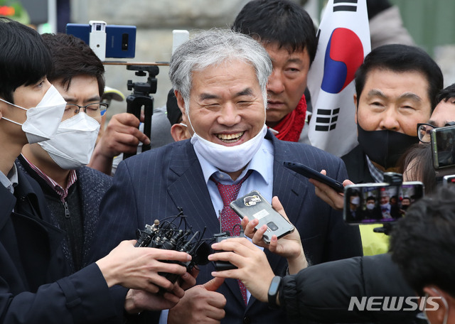 [의왕=뉴시스] 고범준 기자 = 공직선거법 위반 등 혐의로 구속된 한국 기독교총연합회 회장 전광훈 목사가 20일 오후 경기도 의왕시 서울구치소에서 보석으로 풀려나고 있다. 지난 2월 24일 구속된 전 목사는 56일 만에 석방됐다. 2020.04.20.&nbsp; bjko@newsis.com