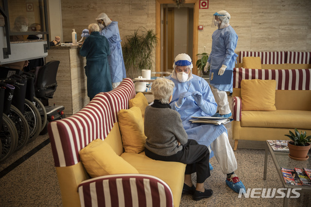  [바르셀로나=AP/뉴시스] 유럽과 미국에서 요양원 코로나 19 사망이 급증하면서 통계 합산에 진통을 겪고 있다. 4월1일 스페인 동북부 대도시의 한 요양원에서 진단검사 요원이 노령 여성에게 설명하고 있다. 2020. 4. 20.&nbsp;&nbsp; 