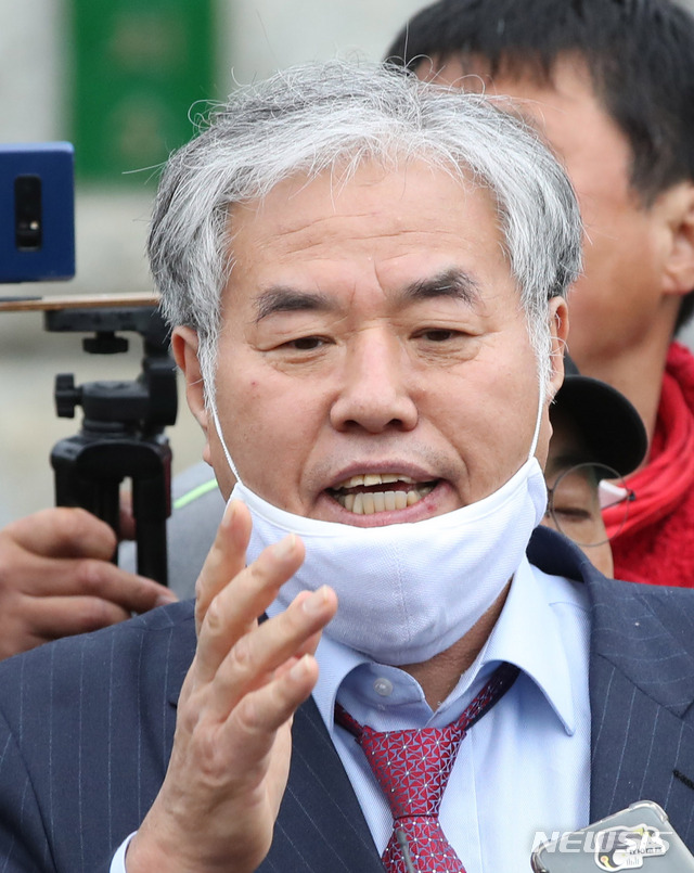 [의왕=뉴시스] 고범준 기자 = 공직선거법 위반 등 혐의로 구속된 한국 기독교총연합회 회장 전광훈 목사가 20일 오후 경기도 의왕시 서울구치소에서 보석으로 풀려나 취재진 질문에 답변하고 있다. 지난 2월 24일 구속된 전 목사는 56일 만에 석방됐다. 2020.04.20. bjko@newsis.com