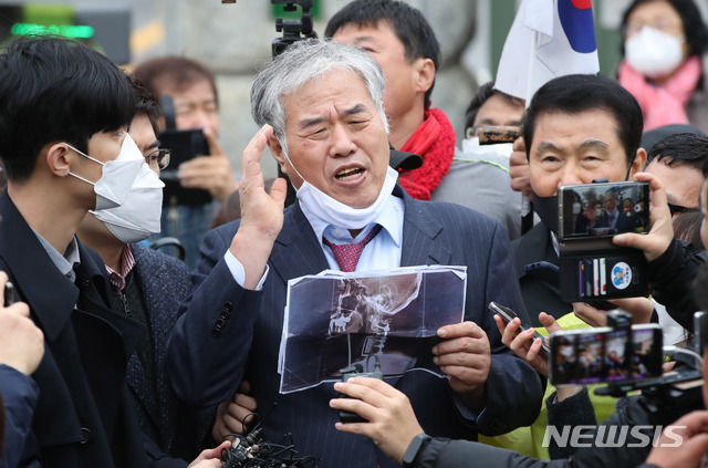 [의왕=뉴시스] 고범준 기자 = 공직선거법 위반 등 혐의로 구속된 한국 기독교총연합회 회장 전광훈 목사가 20일 오후 경기도 의왕시 서울구치소에서 보석으로 풀려나 취재진 질문에 답변하고 있다. 지난 2월 24일 구속된 전 목사는 56일 만에 석방됐다. 2020.04.20.&nbsp; bjko@newsis.com