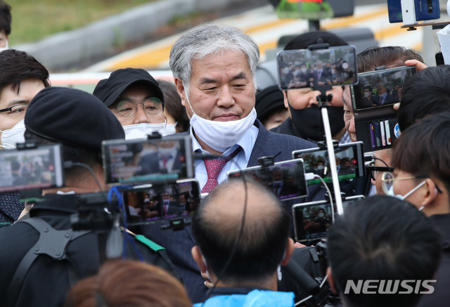 [의왕=뉴시스] 고범준 기자 = 공직선거법 위반 등 혐의로 구속된 한국 기독교총연합회 회장 전광훈 목사가 20일 오후 경기도 의왕시 서울구치소에서 보석으로 풀려나고 있다. 지난 2월 24일 구속된 전 목사는 56일 만에 석방됐다. 2020.04.20.  bjko@newsis.com