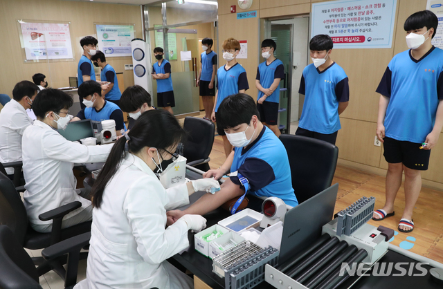 [인천=뉴시스] 이종철 기자 = 신종 코로나바이러스 감염증(코로나19) 확산 사태로 중단했던 병역판정검사가 재개된 20일 오후 인천시 미추홀구 인천병무지청에서 검사 대상자들이 사회적 거리두기를 하면서 체혈을 하고 있다. 2020.04.20. jc4321@newsis.com