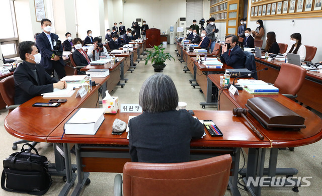 [서울=뉴시스]홍효식 기자 = 김영란 대법원 양형위원회 위원장이 20일 오후 서울 서초구 대법원에서 열린 제101차 양형위원회 개의를 기다리고 있다. 이날 양형위는 디지털 성범죄의 양형기준을 확정한다. 2020.04.20. yesphoto@newsis.com