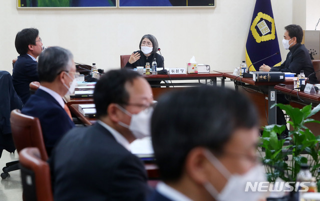 [서울=뉴시스]홍효식 기자 = 김영란 대법원 양형위원회 위원장이 지난달 20일 오후 서울 서초구 대법원에서 열린 제101차 양형위원회 개의에 앞서 위원들과 대화를 나누고 있다. 이날 양형위는 디지털 성범죄의 양형기준을 확정한다. 2020.04.20. yesphoto@newsis.com