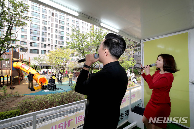 [서울=뉴시스]김병문 기자 = 뮤지컬팀 라움이 20일 오후 서울 성동구 왕십리자이아파트에서 성동구청 주최로 열린 신종 코로나바이러스 감염증(코로나19) 극복을 위한 베란다 음악회에 참석해 멋진 공연을 선보이고 있다. 2020.04.20. dadazon@newsis.com