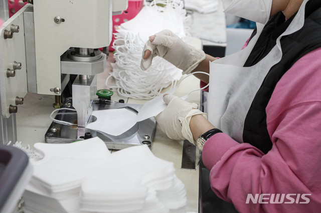 [서울=뉴시스] 박민석 기자 = 장애인의 날인 20일 오후 서울 강서구 구립강서구재활센터에서 장애인 근로자들이 마스크를 생산하고 있다. 2020.04.20.&nbsp; mspark@newsis.com