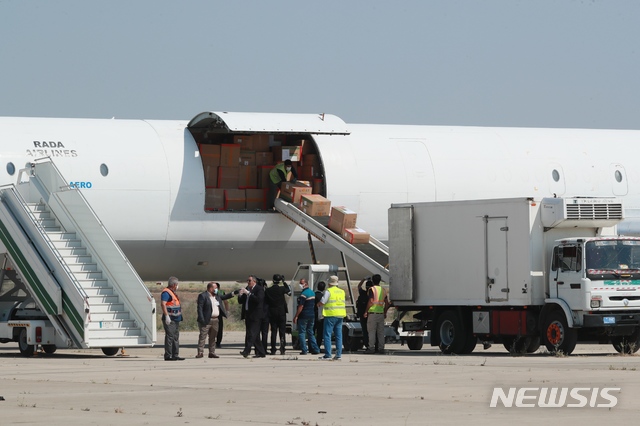 [바그다드= AP/뉴시스] 지난 4월 20일 바그다드 공항에 도착한 화물기에서 중국이 지원한 의료장비와 코로나 19 방역에 필요한 의약품을 인부들이 하역하고 있다.  이라크 군은 이 공항부근에 있는 미군주도 연합군 사령부 부근에 포격이 가해졌다고 6월8일 발표했다.   