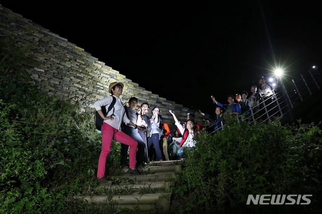 [대전=뉴시스] 대전 대덕구 계족산 야간 트레킹