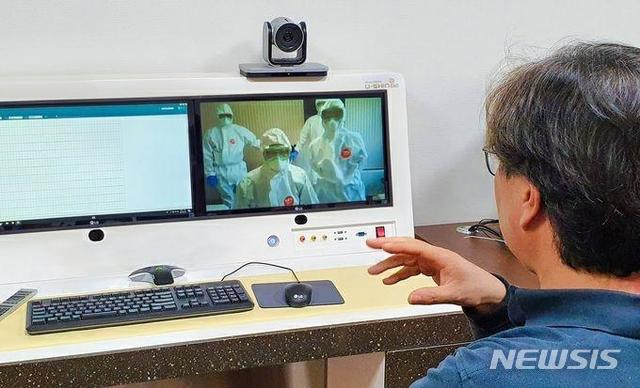 [세종=뉴시스]경기국제2 생활치료센터와 관련해 원격화상시스템을 사용한 의료진 진료 상황. (사진=국민연금공단 제공) 2020.04.21. photo@newsis.com 