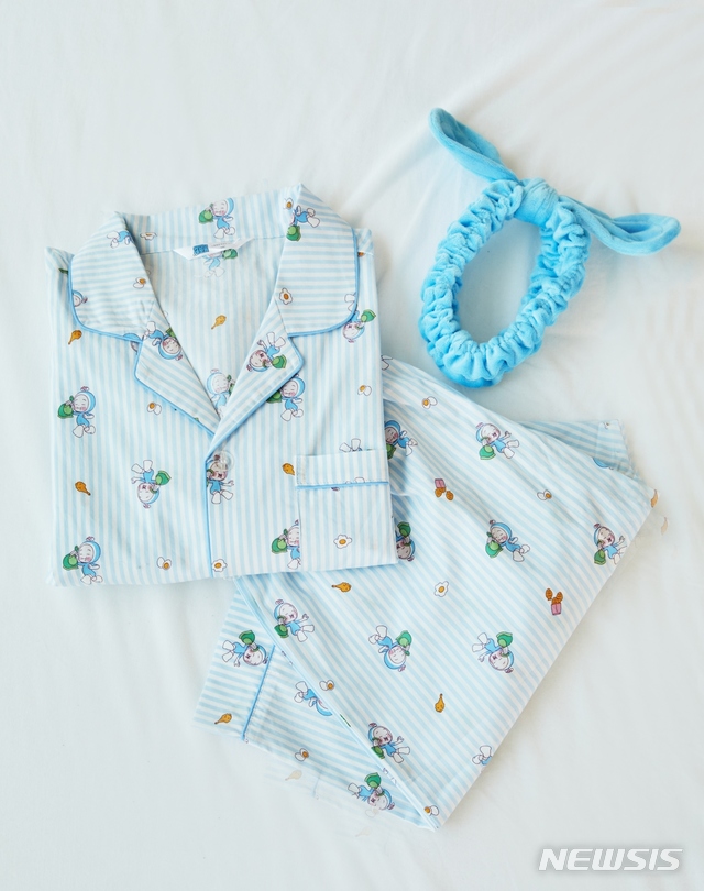 [서울=뉴시스]이랜드리테일 '애니바디X유미의 세포들' 컬래버레이션 상품 '파자마 세트'와 '세안 밴드'