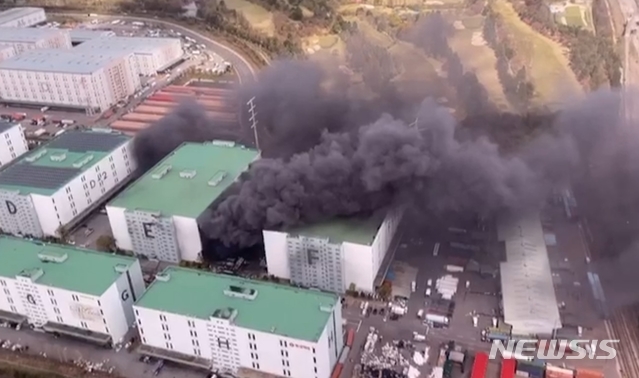 [군포=뉴시스] 21일 오전 10시35분께 경기 군포시 부곡동 군포물류터미널 E 동 화재 현장. 2020.4.21 (캡쳐=경기소방재난본부 영상)photo@newsis.com