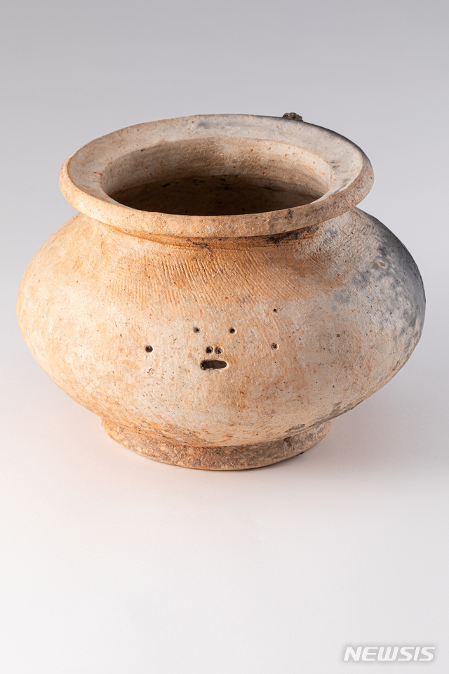 [서울=뉴시스] '베트남 옥에오(Oc Eo) 문화 특별전' 매장용 항아리.(사진=국립해양문화재연구소 제공) 2020.4.21 photo@newsis.com