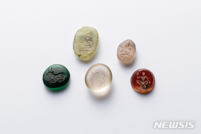 [서울=뉴시스] '베트남 옥에오(Oc Eo) 문화 특별전' 음각세공품.(사진=국립해양문화재연구소 제공) 2020.4.21 photo@newsis.com