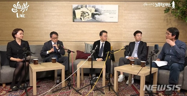  [서울=뉴시스] 유시민 노무현재단 이사장이 21일 유튜브 채널 '알릴레오 라이브' 시즌 2 마지막 방송을 진행하고 있다.(출처 = 알릴레오) 