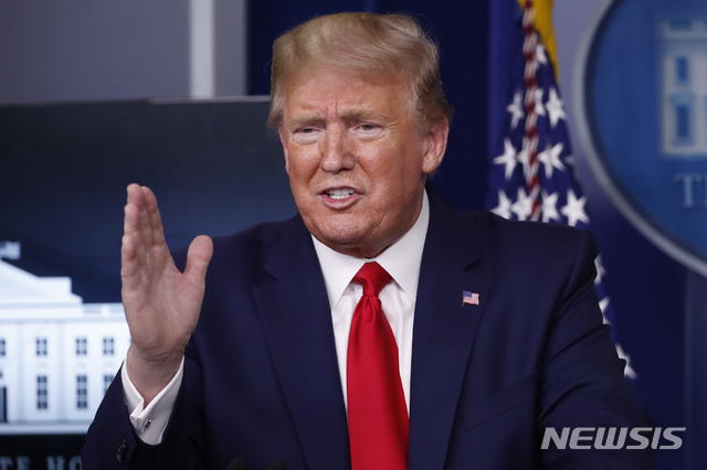 [워싱턴=AP/뉴시스]도널드 트럼프 미 대통령이 20일(현지시간) 백악관에서 신종 코로나바이러스 감염증(코로나19)에 대해 브리핑하고 있다. 트럼프 대통령은 이날 트위터를 통해 "신종 코로나바이러스 감염증(코로나19)을 이유로 미국인들의 일자리 보호를 위해 '미국으로의 이민을 잠정 중단시키는'는 행정명령에 서명할 것"이라고 밝혔다. 2020.4.21