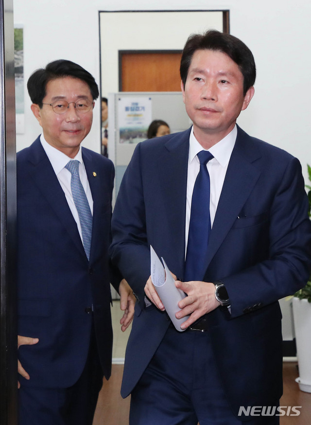 [서울=뉴시스] 장세영 기자 = 더불어민주당 이인영(오른쪽) 원내대표가와 조정식 정책위의장이 21일 서울 여의도 국회에서 열린 더불어민주당 원내대책회의-상임위간사단 연석회의에 참석하고 있다. 2020.04.21. photothink@newsis.com
