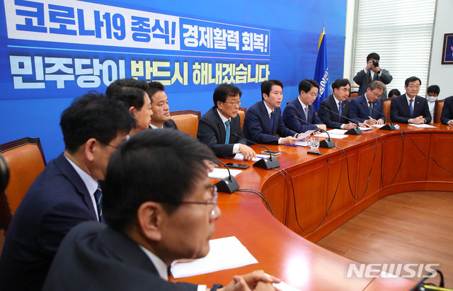 [서울=뉴시스] 장세영 기자 = 이인영 더불어민주당 원내대표가 21일 서울 여의도 국회에서 열린 더불어민주당 원내대책회의-상임위간사단 연석회의에 참석해 현안관련 발언을 하고 있다. 2020.04.21.&nbsp; photothink@newsis.com