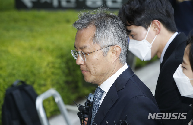 [서울=뉴시스] 최동준 기자 = 최강욱 전 청와대 공직기강비서관이 21일 오전 '조국 아들 허위 인턴 증명서 발급 혐의' 1차 공판을 받기 위해 서울 서초구 서울중앙지방법원으로 출석하고 있다. 2020.04.21. photocdj@newsis.com