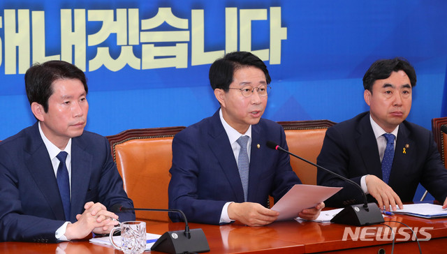 [서울=뉴시스] 장세영 기자 = 조정식(가운데) 더불어민주당 정책위의장이 21일 서울 여의도 국회에서 열린 더불어민주당 원내대책회의-상임위간사단 연석회의에 참석해 현안관련 발언을 하고 있다. 2020.04.21.&nbsp; photothink@newsis.com
