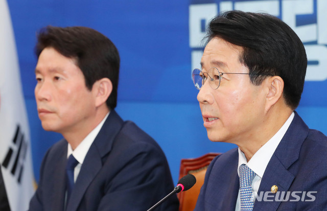 [서울=뉴시스] 장세영 기자 = 조정식 더불어민주당 정책위의장이 21일 서울 여의도 국회에서 열린 더불어민주당 원내대책회의-상임위간사단 연석회의에 참석해 현안관련 발언을 하고 있다. 2020.04.21.&nbsp; photothink@newsis.com