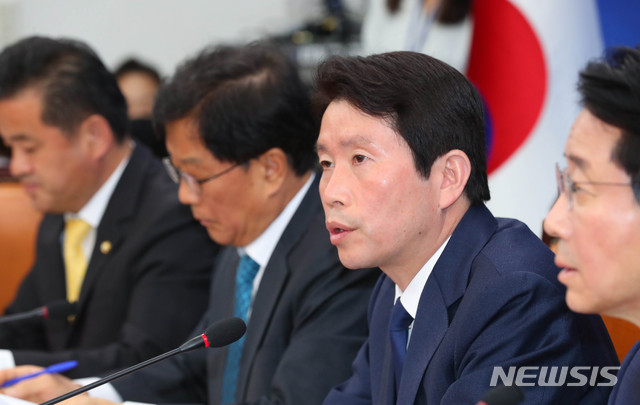 [서울=뉴시스] 장세영 기자 = 이인영 더불어민주당 원내대표가 21일 서울 여의도 국회에서 열린 더불어민주당 원내대책회의-상임위간사단 연석회의에 참석해 현안관련 발언을 하고 있다. 2020.04.21. photothink@newsis.com