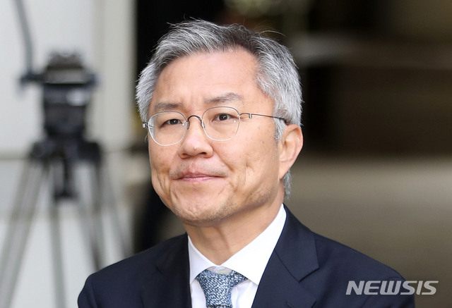 [서울=뉴시스] 박미소 기자 = 최강욱 전 청와대 공직기강비서관이 21일 오전 '조국 아들 허위 인턴 증명서 발급 혐의' 1차 공판을 받기 위해 서울 서초구 서울중앙지방법원으로 출석하며 취재진의 질문을 경청하고 있다. 2020.04.21. misocamera@newsis.com