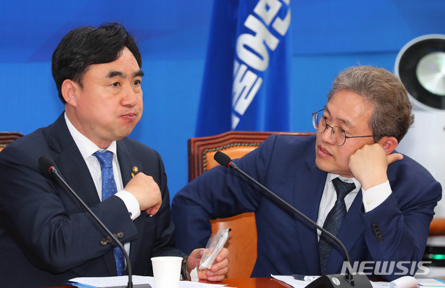 [서울=뉴시스] 장세영 기자 = 더불어민주당 윤관석 정책위수석부의장과 송기헌 의원이 21일 서울 여의도 국회에서 열린 더불어민주당 원내대책회의-상임위간사단 연석회의에 참석해 대화를 나누고 있다. 2020.04.21.&nbsp; photothink@newsis.com