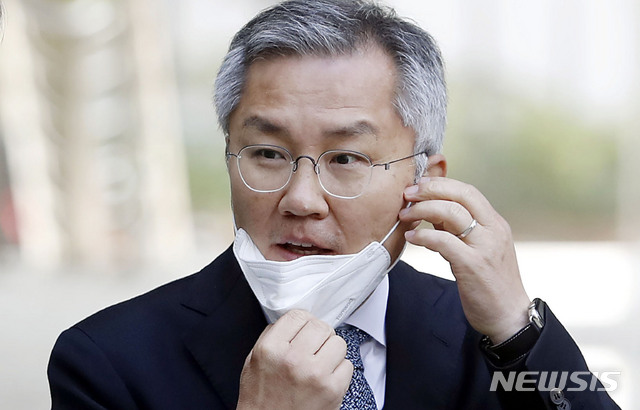 [서울=뉴시스] 최동준 기자 = 최강욱 전 청와대 공직기강비서관이 21일 오전 '조국 아들 허위 인턴 증명서 발급 혐의' 1차 공판을 받기 위해 서울 서초구 서울중앙지방법원으로 출석하고 있다. 2020.04.21. photocdj@newsis.com