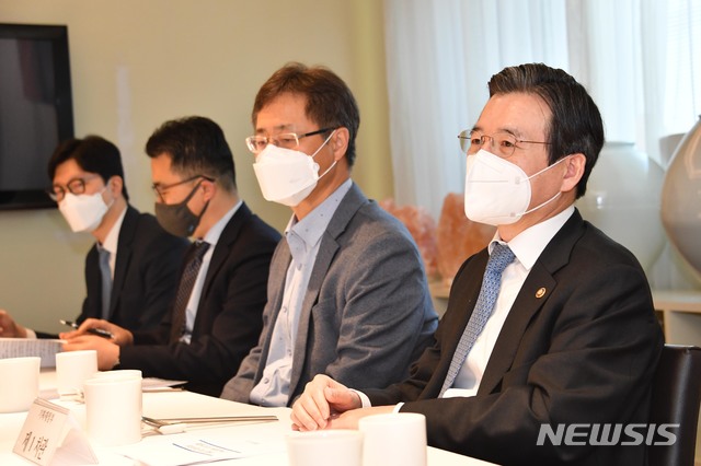 [서울=뉴시스]김용범 기획재정부 차관이 21일 서울 광화문 인근 음식점에서 열린 ‘수출입기업 재무담당 고위급 임원 조찬간담회’를 주재, 인사말을 하고 있다. (사진=기획재정부 제공) 2020.04.21. photo@newsis.com