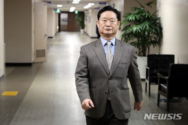 [서울=뉴시스]김선웅 기자 = 남기명 공수처 설립준비단장이 지난달 21일 오전 서울 종로구 정부서울청사에서 열린 공수처 설립준비단 2차 자문위 회의에 참석하기 위해 이동하고 있다. 2020.04.21. photo@newsis.com