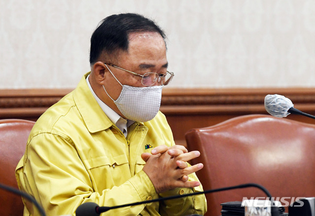 [서울=뉴시스]김선웅 기자 = 홍남기 경제부총리 겸 기획재정부 장관이 21일 서울 종로구 정부서울청사에서 열린 국무회의에 참석하고 있다. 2020.4.21. photo@newsis.com