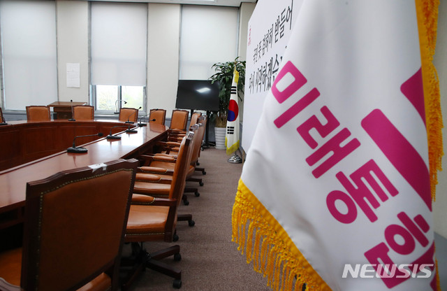 [서울=뉴시스] 장세영 기자 = 미래통합당이 비상대책위원회 전환 등을 논의했지만 결론을 내지 못하고 있는 21일 서울 여의도 국회 미래통합당 회의실이 텅 비어있다. 2020.04.21.&nbsp;&nbsp; photothink@newsis.com