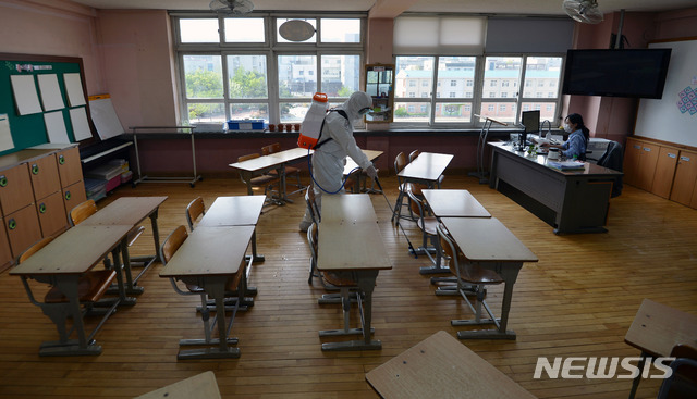 [대구=뉴시스] 이무열 기자 = 신종 코로나바이러스 감염증(코로나19) 확산을 막기 위해 육군 50사단 장병들이 21일 오전 대구 중구 남산동 명덕초등학교에서 방역작전을 펼치고 있다. 2020.04.21.lmy@newsis.com