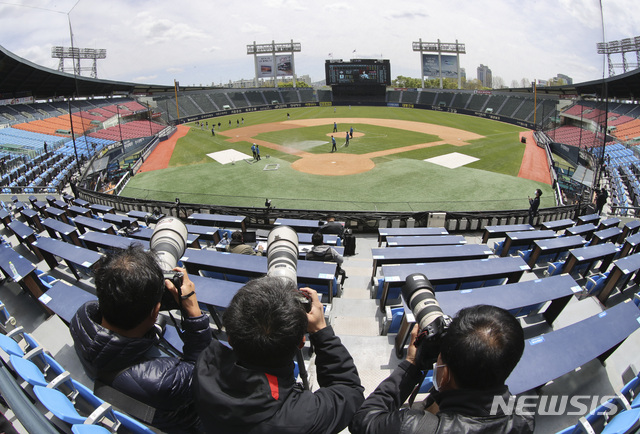 [서울=뉴시스]최진석 기자 = KBO가 정규시즌 개막을 5월 5일로 확정한 21일 서울 송파구 잠실야구장에서 두산과 LG의 연습경기에 앞서 외신기자들이 취재를 하고 있다. 한국야구위원회(KBO)는 5월 5일을 개막일로 정하고 개막 초반 무관중으로 경기를 실시, 경기수는 구단 당 144경기를 유지하고, 시즌 중 확진자가 발생해 리그가 중단될 경우에는 경기 수를 단계별로 축소하는 방안을 검토하기로 했다. 2020.04.21.&nbsp; myjs@newsis.com