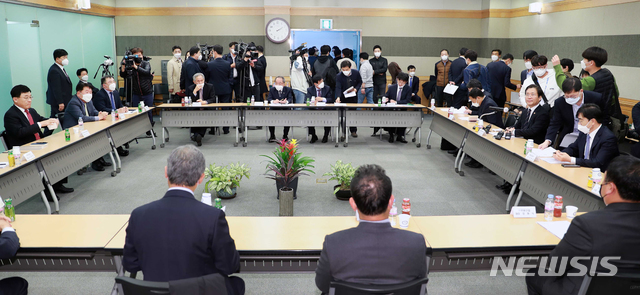 [서울=뉴시스]성윤모 산업통상자원부 장관이 21일 서울 서초구 자동차산업협회 회의실에서 열린 '코로나19 대응을 위한 자동차 업계 간담회'에 참석해 인사말을 하고 있다. (사진=산업통상자원부 제공) 2020.04.21.&nbsp; photo@newsis.com