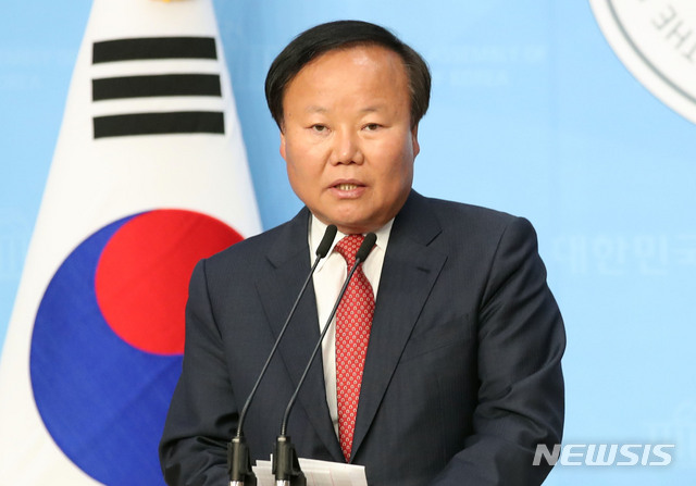 [서울=뉴시스] 김진아 기자 = 김재원 미래통합당 정책위의장이 21일 서울 여의도 국회 소통관에서 긴급재난지원금 지급을 위한 2차 추가경정예산안 관련 기자회견을 하고 있다. 2020.04.21.&nbsp; bluesoda@newsis.com