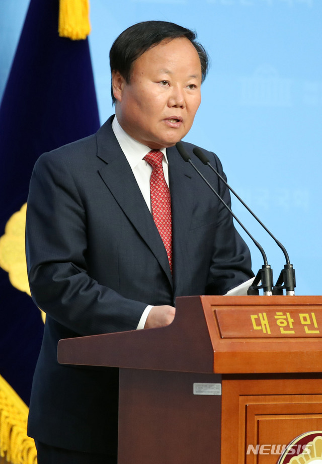 [서울=뉴시스] 김진아 기자 = 김재원 미래통합당 정책위의장이 21일 서울 여의도 국회 소통관에서 긴급재난지원금 지급을 위한 2차 추가경정예산안 관련 기자회견을 하고 있다. 2020.04.21. bluesoda@newsis.com