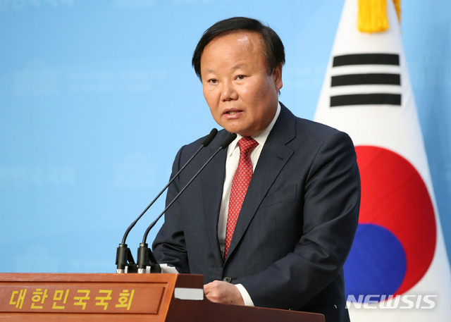 [서울=뉴시스] 김진아 기자 = 김재원 미래통합당 정책위의장이 21일 서울 여의도 국회 소통관에서 긴급재난지원금 지급을 위한 2차 추가경정예산안 관련 기자회견을 하고 있다. 2020.04.21.&nbsp; bluesoda@newsis.com