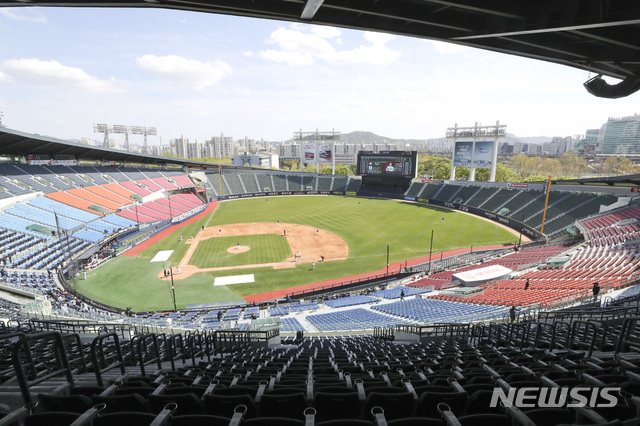 [서울=뉴시스]최진석 기자 = KBO가 정규시즌 개막을 5월 5일로 확정한 21일 서울 송파구 잠실야구장에서 두산 베어스와 LG 트윈스 선수들이 무관중 연습경기를 하고 있다. 한국야구위원회(KBO)는 5월 5일을 개막일로 정하고 개막 초반 무관중으로 경기를 실시, 경기수는 구단 당 144경기를 유지하고, 시즌 중 확진자가 발생해 리그가 중단될 경우에는 경기 수를 단계별로 축소하는 방안을 검토하기로 했다. 2020.04.21.&nbsp; myjs@newsis.com