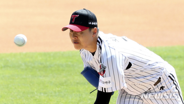 [서울=뉴시스]최진석 기자 = KBO가 정규시즌 개막을 5월 5일로 확정한 21일 서울 송파구 잠실야구장에서 열린 두산 베어스와 LG 트윈스의 연습경기 1회초 LG 선발투수 차우찬이 역투하고 있다. 2020.04.21.&nbsp; myjs@newsis.com