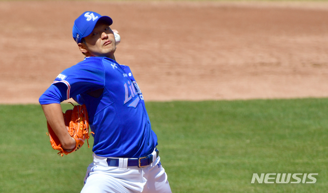 [광주=뉴시스] 류형근 기자 = 21일 오후 광주 북구 광주-기아챔피언스필드에서 열린 KIA 타이거즈 대 삼성 라이온즈의 프로야구 연습경기, 1회말 무사에서 삼성 선발투수 백정현이 역투하고 있다. 2020.04.21.&nbsp; hgryu77@newsis.com